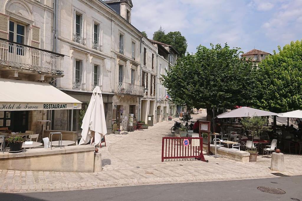 Maison 2 Chambres- Grand Jardin-Wifi - Au Coeur Du Village Aubeterre -Visites- Conciergerie J&N ภายนอก รูปภาพ